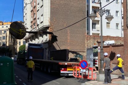Momento de la retirada de las tres palmeras del edificio neomudéjar. RAMIRO