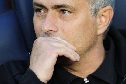 José Mourinho, entrenador del Real Madrid, realiza un gesto durante el partido disputado en Barcelona. Foto: AP