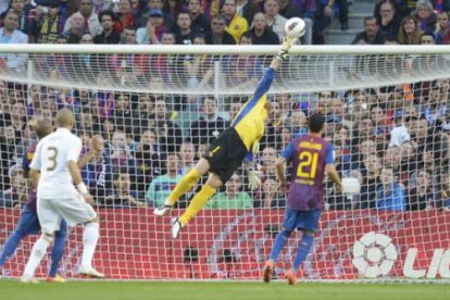 Víctor Valdes para un balón del Real Madrid en la primera parte del partido. Foto: JORDI COTRINA