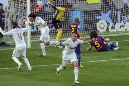 Khedira, autor del primer gol del Madrid, celebra el tanto con Sergio Ramos y Pepe. Foto: REUTERS / SERGIO CARMONA