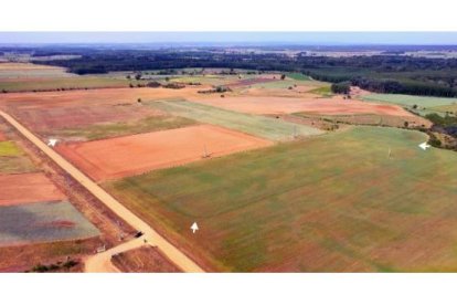 Vista aérea del campamento de Castropepe (Zamora) en la que se aprecia el perímetro defensivo (línea verde oscura) con la esquina curva común en estos recintos. ROMAN ARMY EU