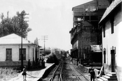 Apeadero de Santa Cruz, a la izquierda, frente al lavadero de Victoriano González, en 1997. BRIAN SYDDALL