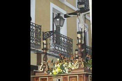 Como nota curiosa, la cofradía el Silencio y la Santa Cruz de Oviedo se incorporó al desfile, precediendo al paso del Santo Cristo Flagelado, que esculpió en 1998 el artista Manuel López Bécker.
