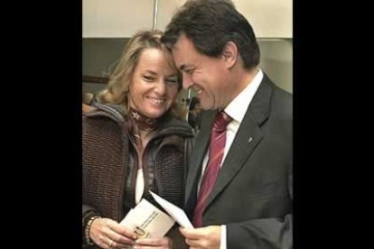 Confiado en que la lluvia no afectase al resultado electoral, el candidato de Convergencia i Uniò, <b>Artur Mas</b>, mostraba su intención de pasar la jornada electoral, como todas, en familia.