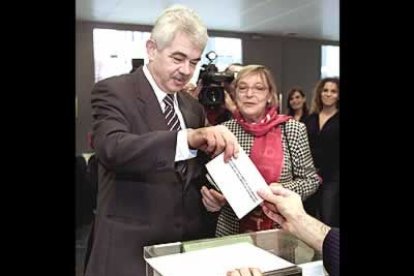 <b>Maragall</b> acudió a votar al colegio General la Placídia acompañado de su mujer, que lucía al cuello un pañuelo del PSC. Estaba convencido de que la noche sería larga.