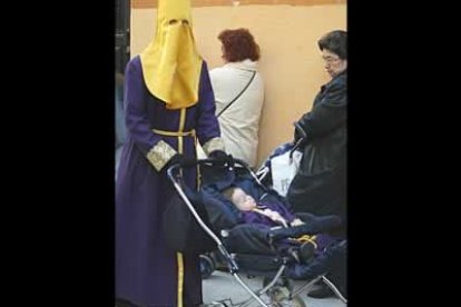 El buen tiempo favoreció que decenas de personas se sumaran a la comitiva desde las aceras para no perderse la única imagen que desfila, la de Jesús del Vía Crucis.