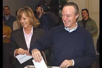 El candidato del PPC, <b>Josep Piqué</b>, fue el  más madrugador al depositar su voto  a las 9.30 de la mañana en la escuela del IESE.   Piqué se mostraba confiado en mejorar los resultados del 99.
