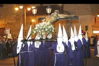 Era el día del silencio y con la sobriedad que caracteriza a cada Miércoles Santo, previo al dolor de la muerte de Cristo, salió la procesión del Silencio, formada sólo por hombres.