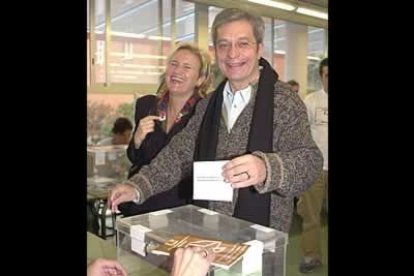 El candidato a la Presidencia de la Generalitat por ICV-EUIA, <b>Joan Saura</b>, votó junto a su mujer en el colegio público Pau Casals, donde realizaba un lammamiento a la participación.