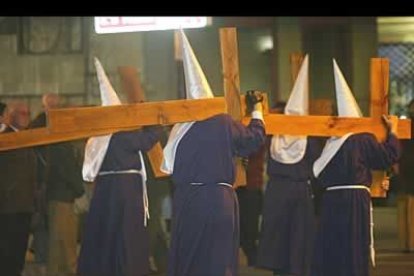 Organizada por la Cofradía Santísimo Cristo de la Expiración y del Silencio partió de la iglesia del convenio de San Francisco el Real de los Capuchinos un cortejo que llenó de silencio las calles de la ciudad.