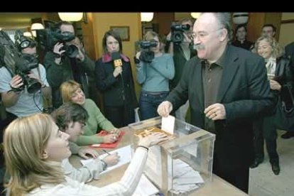 El candidato de ERC, <b>Josep-Lluís Carod-Rovira</b>, votó en Tarragona con la convicción de obtener los mejores resultados desde el 20 de noviembre de 1932.
