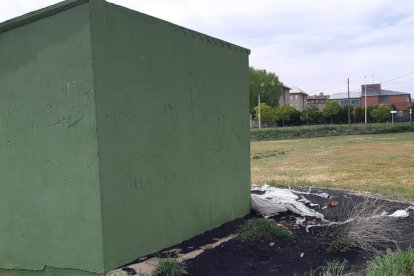 Las imágenes muestran la suciedad y la desatención de la
instalación de La Palomera, un recinto deportivo referencia de
la ciudad leonesa que no presenta el mejor cuidado. A.F.R.