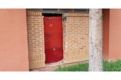 Las imágenes muestran la suciedad y la desatención de la
instalación de La Palomera, un recinto deportivo referencia de
la ciudad leonesa que no presenta el mejor cuidado. A.F.R.