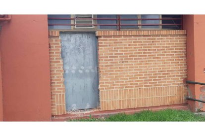 Las imágenes muestran la suciedad y la desatención de la instalación de La Palomera, un recinto deportivo referencia de la ciudad leonesa que no presenta el mejor cuidado. A.F.R.