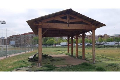 Las imágenes muestran la suciedad y la desatención de la
instalación de La Palomera, un recinto deportivo referencia de
la ciudad leonesa que no presenta el mejor cuidado. A.F.R.