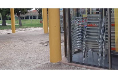Las imágenes muestran la suciedad y la desatención de la
instalación de La Palomera, un recinto deportivo referencia de
la ciudad leonesa que no presenta el mejor cuidado. A.F.R.