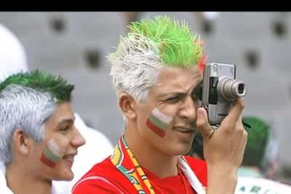 Y no es que me gusten los pelos decolorados... Pero por lo menos este chico fue original. De Bulgaria, lo mejor.