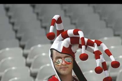 Los daneses, aunque bastante sosos, fueron al menos más dignos. Abundaron los sombreros de pompones, como el de este aficionado.