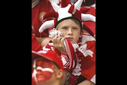 Tal vez sea el instinto maternal que a veces me sale sin darme cuenta. Pero no me digan si este no es el mejor hincha que una selección puede tener (a pesar de su cara de aburrimiento). ¡Una monada! ¡Ah! Y bien entonado, en la línea de los daneses.