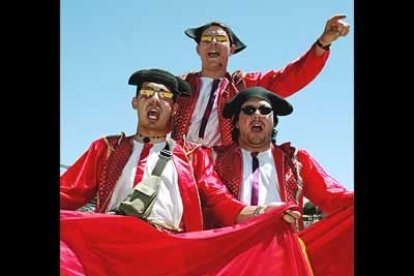 ¡Que decepción! La verdad es que España no ha sabido lucir lo mejor que tiene, ni a nivel futbolístico ni en los disfraces de la afición. La verdad, es que yo esperaba más de nuestros hinchas.