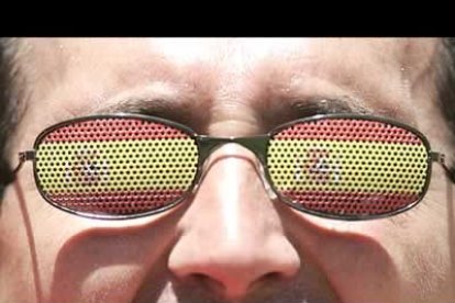 Ojo al dato. ¿Han visto lo nuevo en gafas? Patrióticas son, ahora, lo de cómodas... No se lo que se verá a través de tanto agujerito.