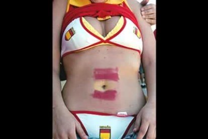 Y el -10 en glamur... Para esta chica, la pintura bastante cutre (no se si srá de barra de labios) y lo de la ropa interior de los colores de la selección... No es lo más cool, la verdad.