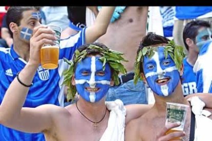 Por su parte, los mgriegos tampoco derrocharon originalidad. Los jóvenes helénicos emularon al dios baco y se entegraron al placer del vino con túnicas y laureles en la cabeza.