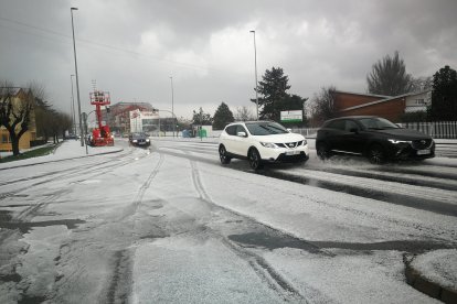 El hielo acumulado en la calzada causó problemas a los conductores. M. J. M.