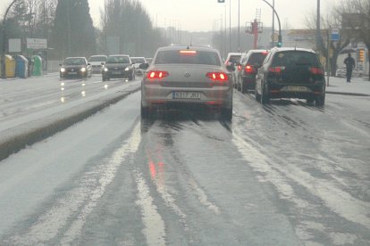 El hielo acumulado en la calzada causó problemas a los conductores. M. J. M.