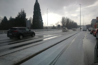 El hielo acumulado en la calzada causó problemas a los conductores. M. J. M.