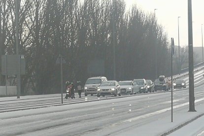 El hielo acumulado en la calzada causó problemas a los conductores. M. J. M.