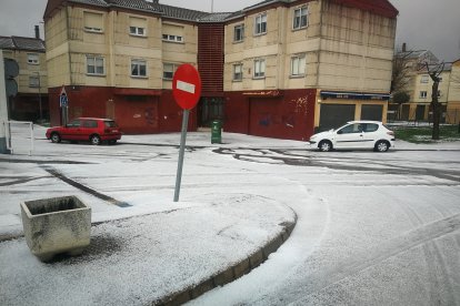 Las calles quedaron cubiertas de hielo, teñidas por completo de blanco en pocos minutos. M. J. M.