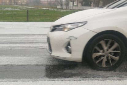 El hielo acumulado en la calzada causó problemas a los conductores. M. J. M.