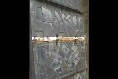 Mientras el taller de vidrieras lleva dos años cerrado por falta de presupuesto, son muchas las que requieren una urgente restauración