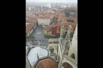 La catedral, en el futuro, podría acabar como Puerta Obispo (a sus pies), siendo únicamente una ruina del pasado