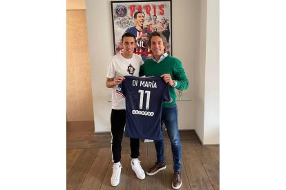 El doctor Pablo Casas junto a Ángel Di María, centro arriba, en la cita en la que planearon el viaje a León para operar de la nariz a la esposa del futbolista. DL/C.P.C./CLARÍN/INSTAGRAM