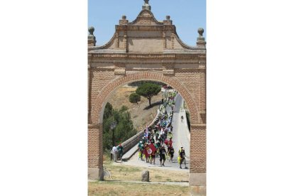 La Caminanta abrazó a los mineros al entrar en Arévalo tras 38 kilómetros de caminata. 
Norberto.