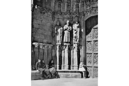 Mujeres bajo los santos del pórtico de la Catedral. En 2009 las estatuas fueron trasladas al claustro y la fachada se quedó ‘deshabitada’. CATALÁ ROCA / BARTOLINI/ RAMIROramiro