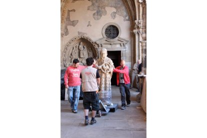 Mujeres bajo los santos del pórtico de la Catedral. En 2009 las estatuas fueron trasladas al claustro y la fachada se quedó ‘deshabitada’. CATALÁ ROCA / BARTOLINI/ RAMIROramiro