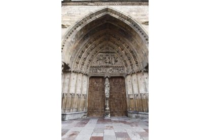 Mujeres bajo los santos del pórtico de la Catedral. En 2009 las estatuas fueron trasladas al claustro y la fachada se quedó ‘deshabitada’. CATALÁ ROCA / BARTOLINI/ RAMIROramiro
