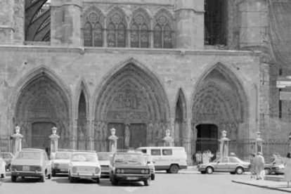 Hasta finales de los 90 se podía circular y aparcar ante la Catedral. ARCHIVO
