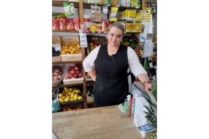 María José García en su tienda de Villaseca de Laciana. ARAUJO