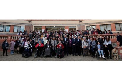 Foto de familia de participantes y autoridades en el VI Foro Social de Mujeres y Niñas con Discapacidad ayer en las escalinatas del Rectorado en El Albéitar. FERNANDO OTERO