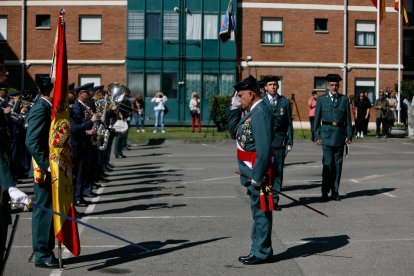 Los actos se iniciaron con la muestra de respeto institucional a la bandera. FERNANDO OTERO
