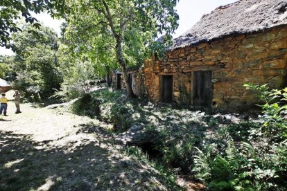 El emblemático pueblo de Cabrera Alta cuenta con la espectacular casa de la chimenea en forma de pagoda, los pajares de teito, la filial del Museo del Encaje, un taller de instrumentos y escultura en bronce y muchos más espacios que recrean la vida desde la Edad del Bronce (Aula Antropológica) hasta ahora. RAMIRO