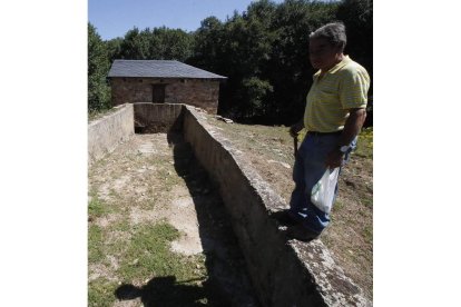 Benigno ante la presa del molino de Villar del Monte. RAMIRO