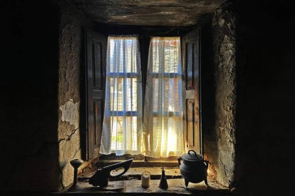 El emblemático pueblo de Cabrera Alta cuenta con la espectacular casa de la chimenea en forma de pagoda, los pajares de teito, la filial del Museo del Encaje, un taller de instrumentos y escultura en bronce y muchos más espacios que recrean la vida desde la Edad del Bronce (Aula Antropológica) hasta ahora. RAMIRO