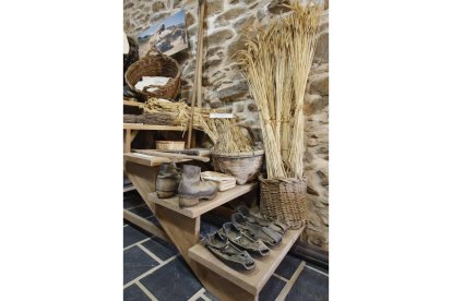 El emblemático pueblo de Cabrera Alta cuenta con la espectacular casa de la chimenea en forma de pagoda, los pajares de teito, la filial del Museo del Encaje, un taller de instrumentos y escultura en bronce y muchos más espacios que recrean la vida desde la Edad del Bronce (Aula Antropológica) hasta ahora. RAMIRO