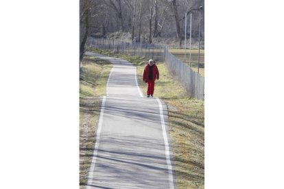 La senda peatonal y para ciclistas junto al río Torío ofrece 16 kilómetros de aire, luz y agua. Un estupendo recorrido bajo los trinos de decenas de aves.