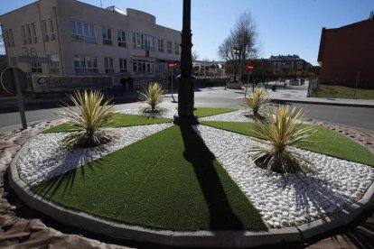 La urbanización de las localidades de Villaquilambre se ha realizado cuidando los detalles, con rotondas simbólicas y adornadas para la circulación como la que se muestra arriba, junto a la casa de cultura de Villaobispo de las Regueras.